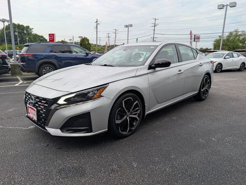 Used 2024 Nissan Altima 2.5 SR w/ SR Premium Package FWD image 7