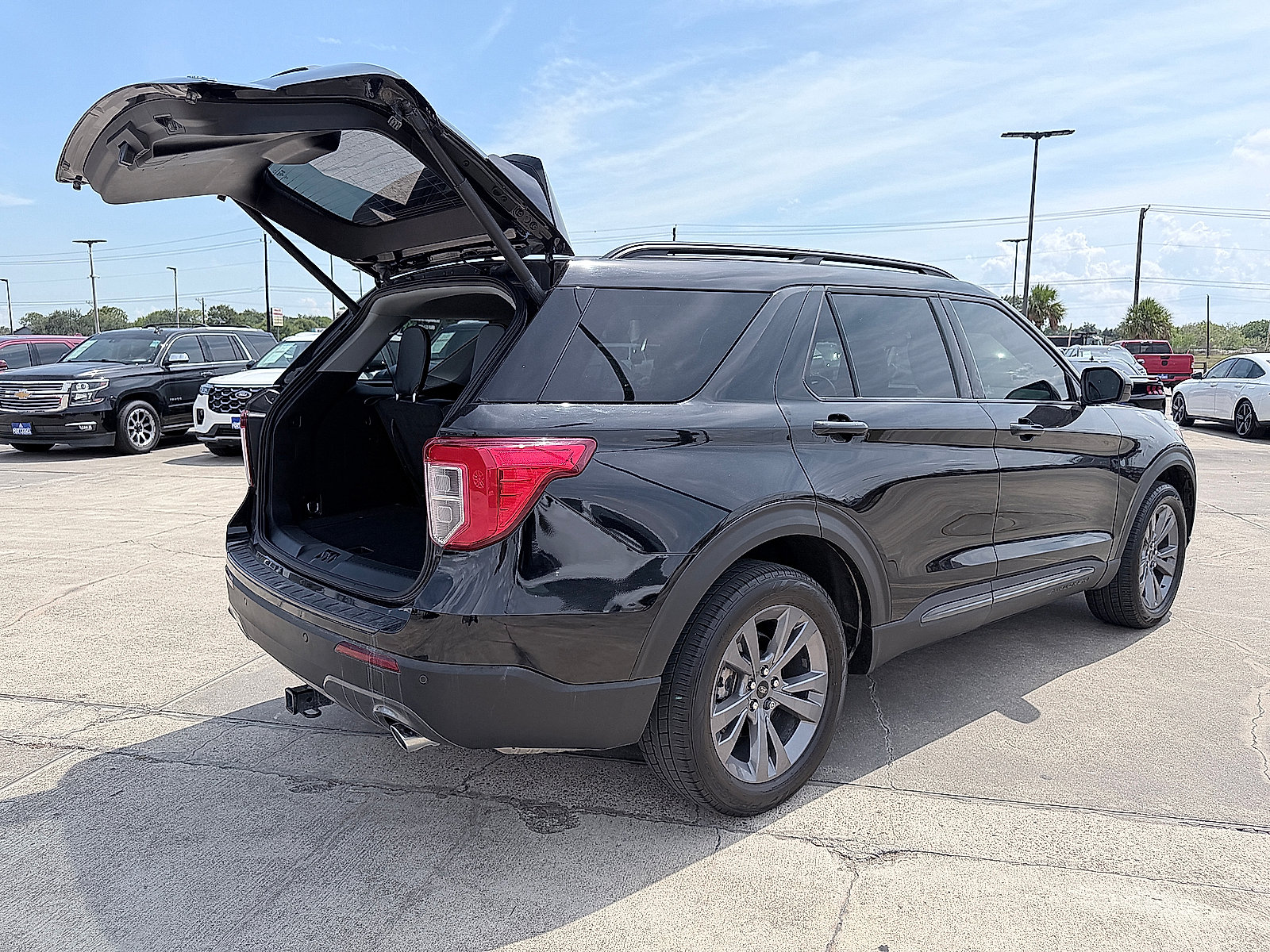 Used 2022 Ford Explorer XLT w/ Equipment Group 202A AWD/4WD image 16