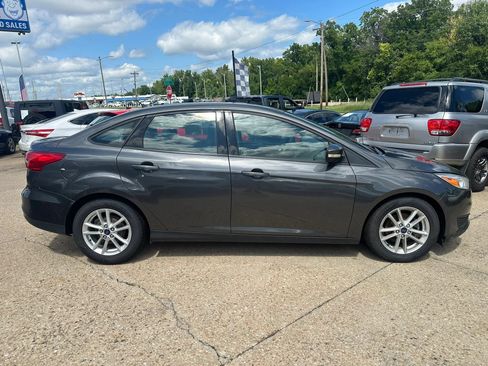 Used 2016 Ford Focus SE w/ SE Winter Package FWD image 8