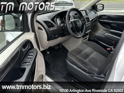 Used 2018 Dodge Grand Caravan SE FWD image 6