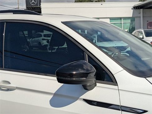 Used 2022 Volkswagen Tiguan SE R-Line image 13