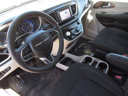Used 2023 Chrysler Voyager LX FWD image 17