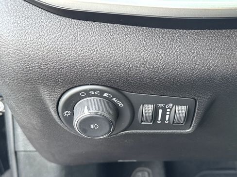 Used 2024 Jeep Compass Latitude image 28