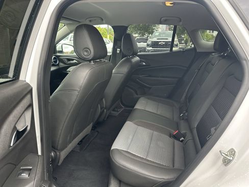 Used 2025 Chevrolet Trax LT w/ LT Convenience Package FWD image 31