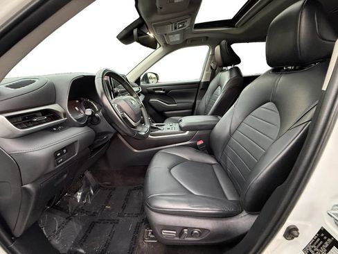 Used 2023 Toyota Highlander XLE AWD/4WD image 9