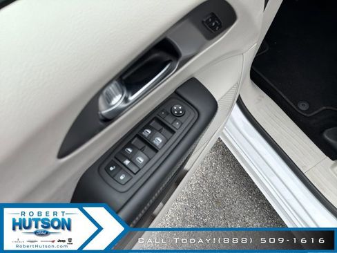 Used 2023 Chrysler Pacifica Touring-L FWD image 11