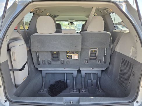 Used 2019 Toyota Sienna LE FWD image 28