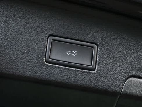 Certified 2025 Volkswagen Atlas Cross Sport SE FWD image 28