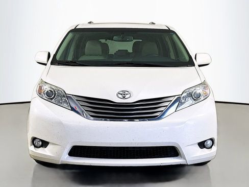 Used 2017 Toyota Sienna XLE w/ XLE Navigation Package FWD image 2