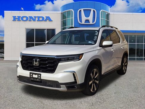 Used 2024 Honda Pilot Touring image 3