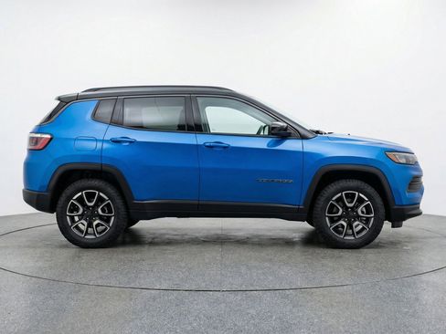 Used 2025 Jeep Compass Trailhawk image 11
