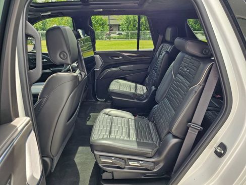 Used 2021 Cadillac Escalade Sport Platinum w/ LPO, ONYX Package AWD/4WD image 17