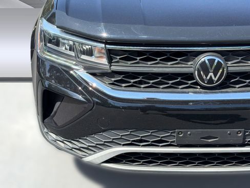Used 2023 Volkswagen Taos SE w/ Panoramic Sunroof Package FWD image 11