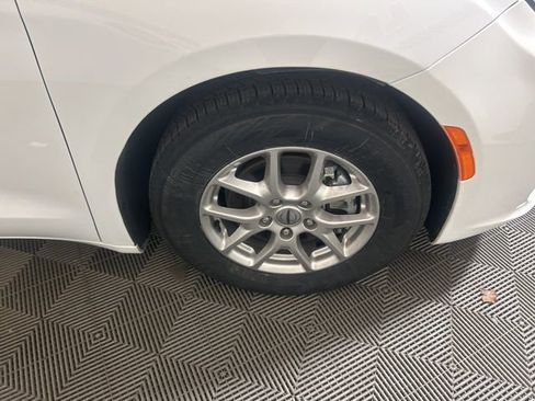 Used 2024 Chrysler Pacifica Touring-L FWD image 46