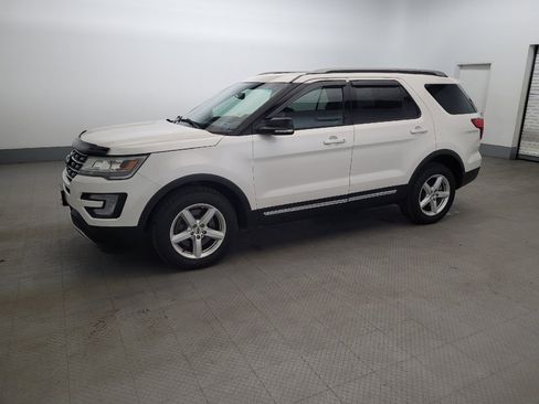 Used 2016 Ford Explorer XLT w/ Equipment Group 202A AWD/4WD image 2