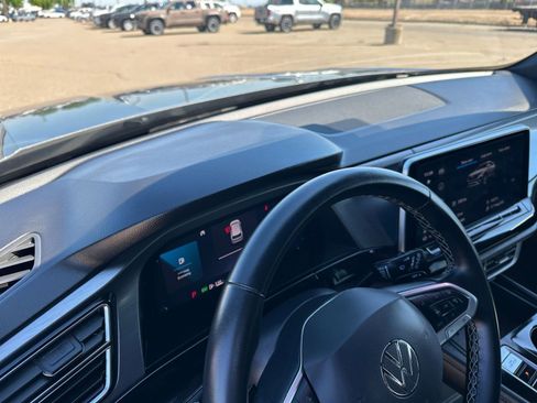 Used 2025 Volkswagen Atlas Cross Sport SE image 36