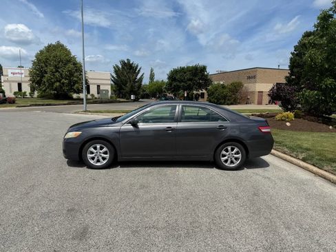Used 2010 Toyota Camry LE FWD image 2