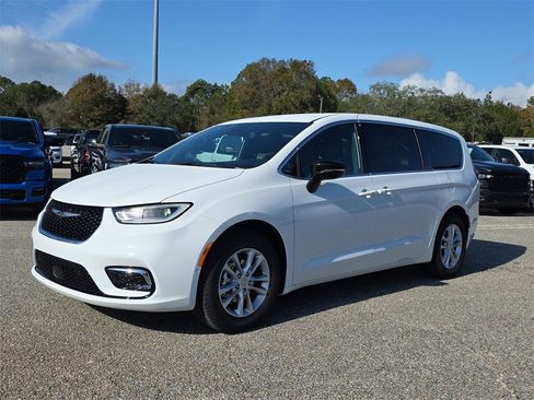 New 2026 Chrysler Pacifica Select image 9