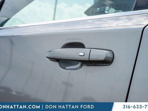 Used 2023 Chevrolet Traverse LT FWD image 32