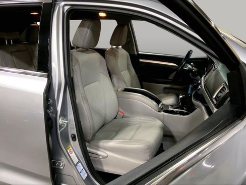 Used 2016 Toyota Highlander Plus AWD/4WD image 9