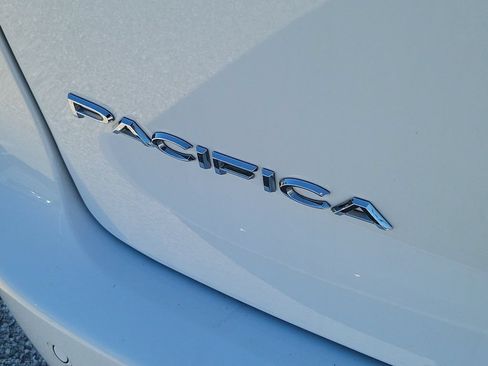 Used 2023 Chrysler Pacifica Touring-L FWD image 9