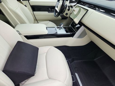 New 2025 Land Rover Range Rover SE AWD/4WD image 3