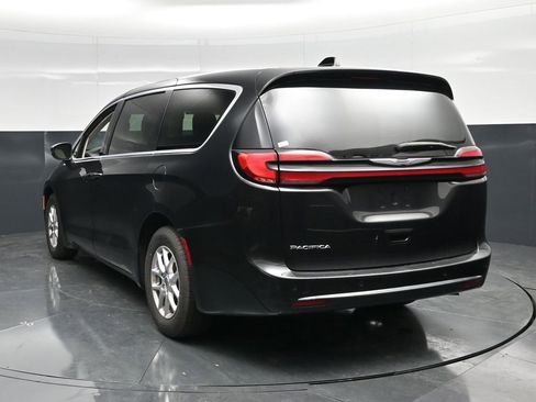 Used 2023 Chrysler Pacifica Touring-L FWD image 13