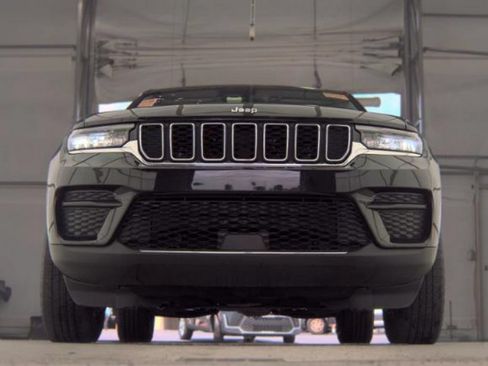 Used 2023 Jeep Grand Cherokee Laredo w/ Luxury Tech Group I AWD/4WD image 4