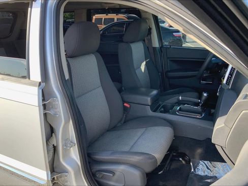 Used 2010 Jeep Grand Cherokee Laredo w/ Sun/Sound Group image 8