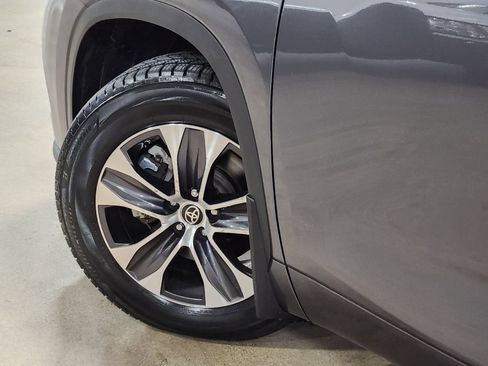 Used 2022 Toyota Highlander XLE FWD image 23