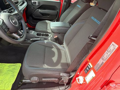 Used 2025 Jeep Wrangler Unlimited Rubicon 4xe w/ Convenience Group AWD/4WD image 16