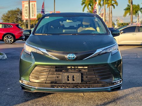 Used 2022 Toyota Sienna XLE image 4