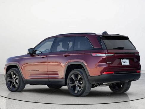 Used 2022 Jeep Grand Cherokee Altitude AWD/4WD image 5