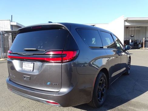Used 2022 Chrysler Pacifica Touring-L w/ S Appearance Package image 4
