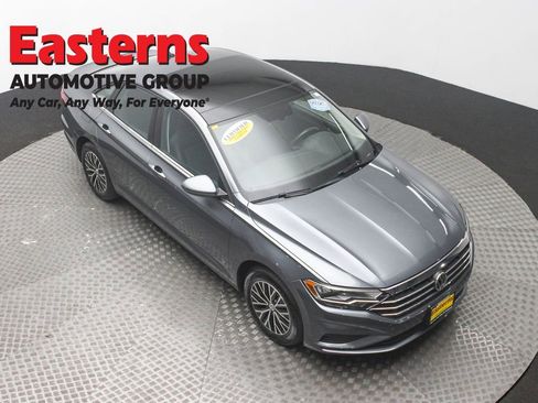 Used 2021 Volkswagen Jetta SE w/ SE Cold Weather Package image 3