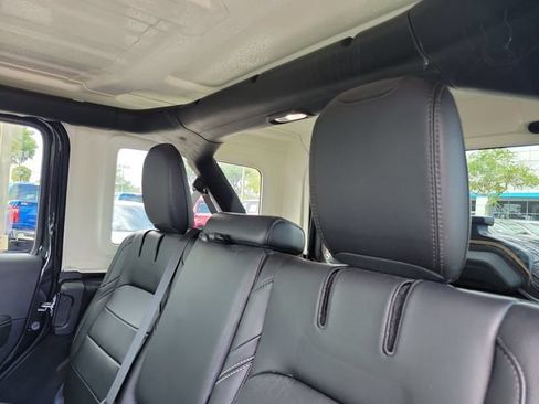 Used 2022 Jeep Wrangler Unlimited Sahara AWD/4WD image 17