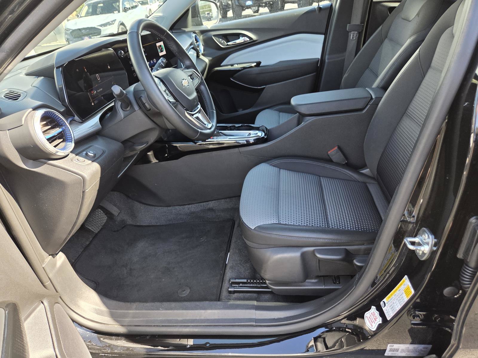 Used 2025 Chevrolet Trax LT w/ LT Convenience Package FWD image 10