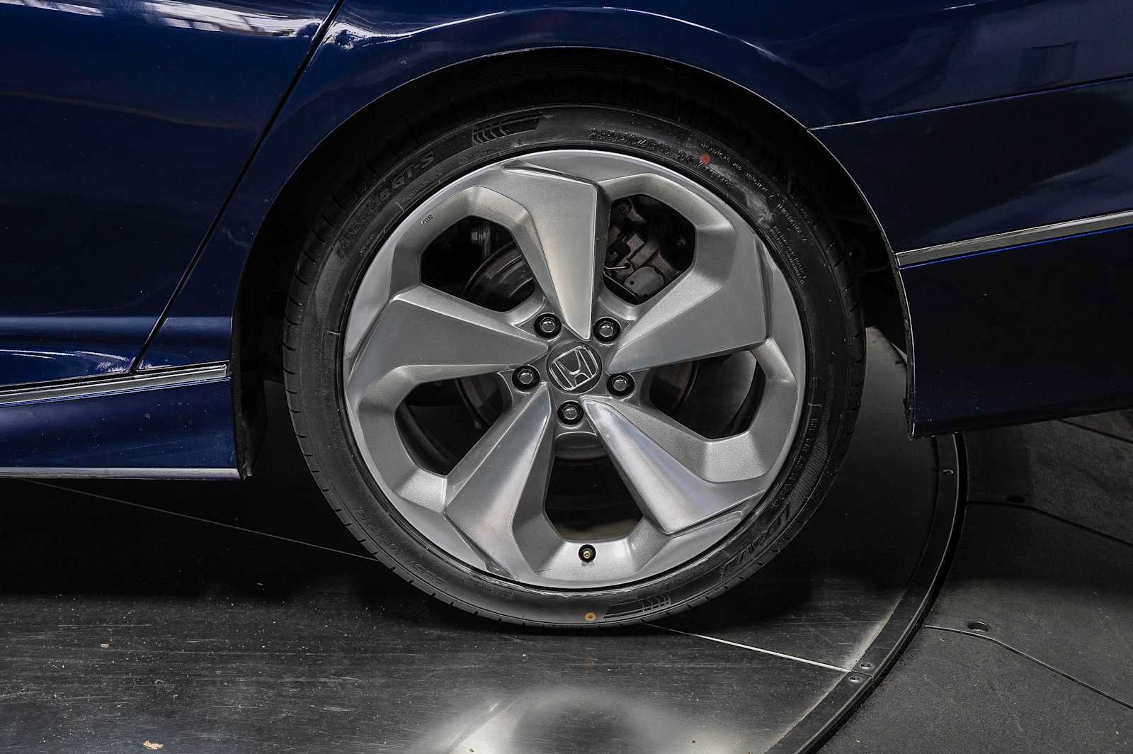 Used 2018 Honda Accord Touring image 10