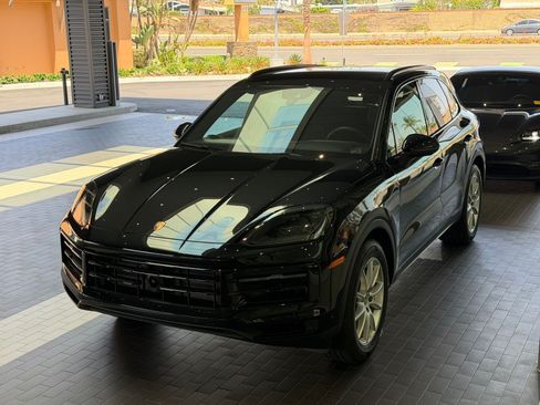 Certified 2025 Porsche Cayenne AWD/4WD image 1