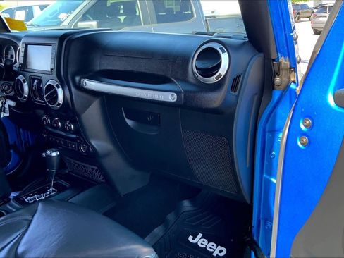 Used 2015 Jeep Wrangler Unlimited Sahara w/ Connectivity Group image 17