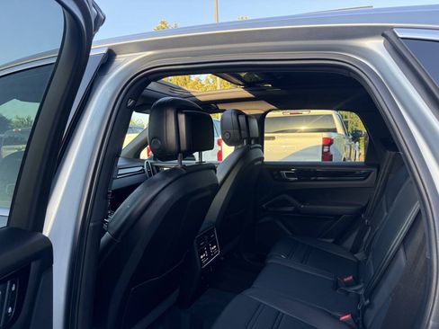 Used 2023 Porsche Cayenne AWD/4WD image 12