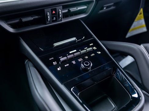 Certified 2025 Porsche Cayenne Coupe AWD/4WD image 50