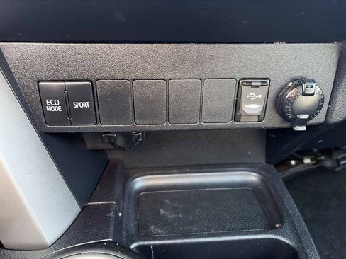 Used 2018 Toyota RAV4 XLE FWD image 40