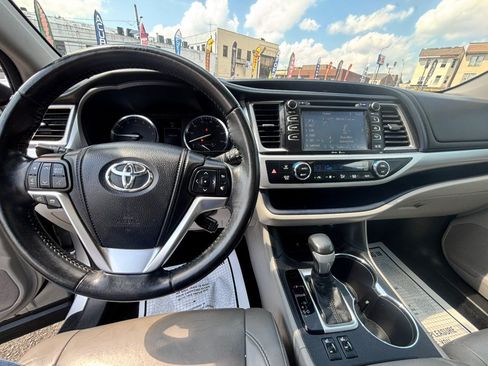 Used 2014 Toyota Highlander XLE AWD/4WD image 17
