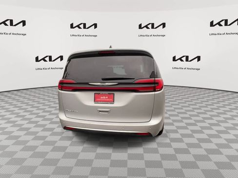 Used 2024 Chrysler Pacifica Touring-L FWD image 7