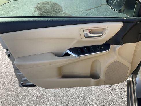 Used 2016 Toyota Camry LE image 4