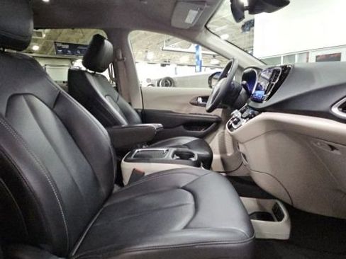 Used 2024 Chrysler Pacifica Touring-L image 42