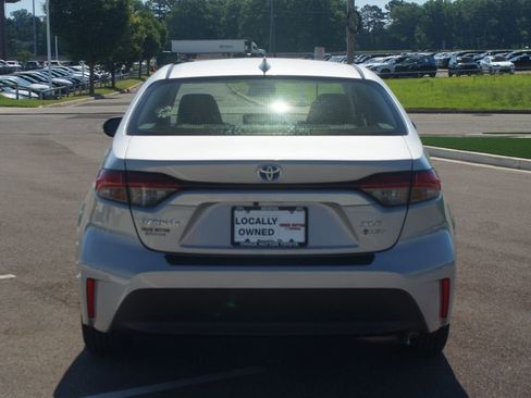 Used 2025 Toyota Corolla XLE FWD image 3