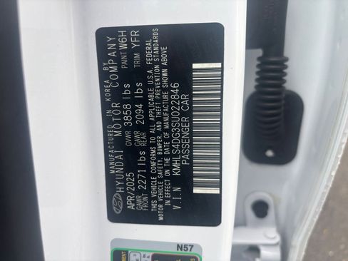 Used 2025 Hyundai Elantra SEL FWD image 31