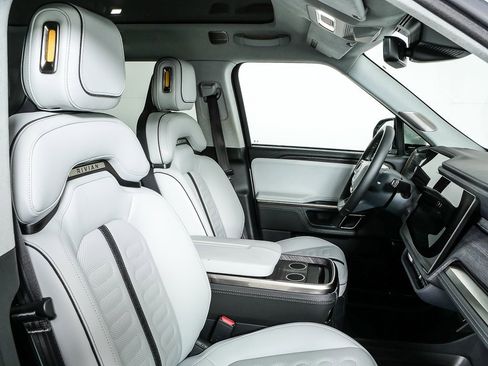 Used 2024 Rivian R1S Adventure image 21